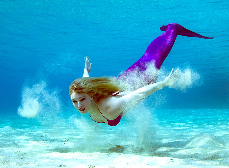 Frau mit Meerjungfrau Flosse am Meeresboden